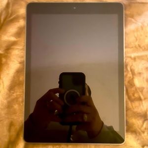 IPAD 32GB 6th GEN 10/10 CONDITION. COMES W CHARGER AND CHARGING BOX. WIFI ONLY